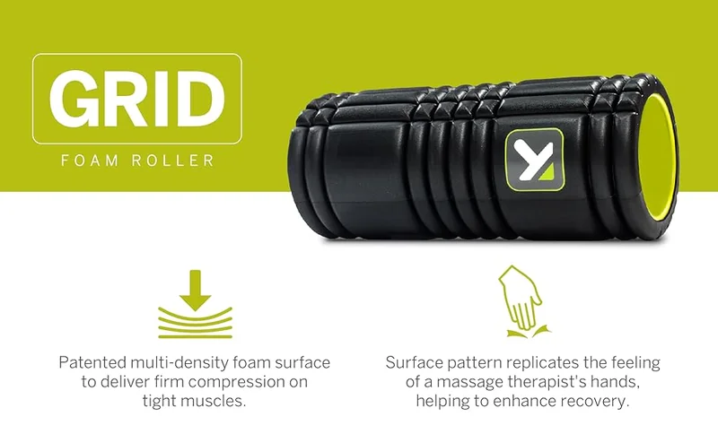 Foam roller scanalato TriggerPoint Grid su tappetino yoga