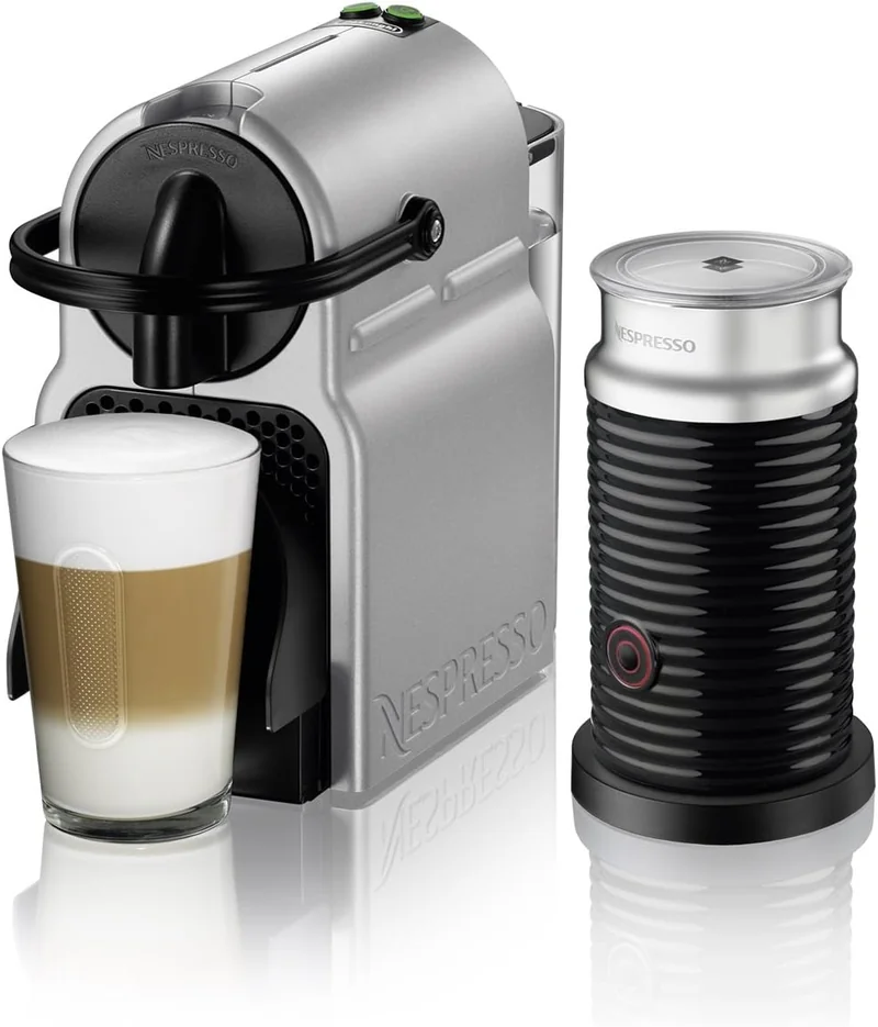 Macchina del caffè a capsule Nespresso compatta su bancone cucina
