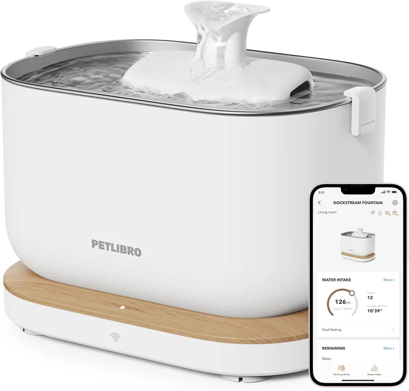 Gatto che beve da fontana acqua automatica con flusso fresco