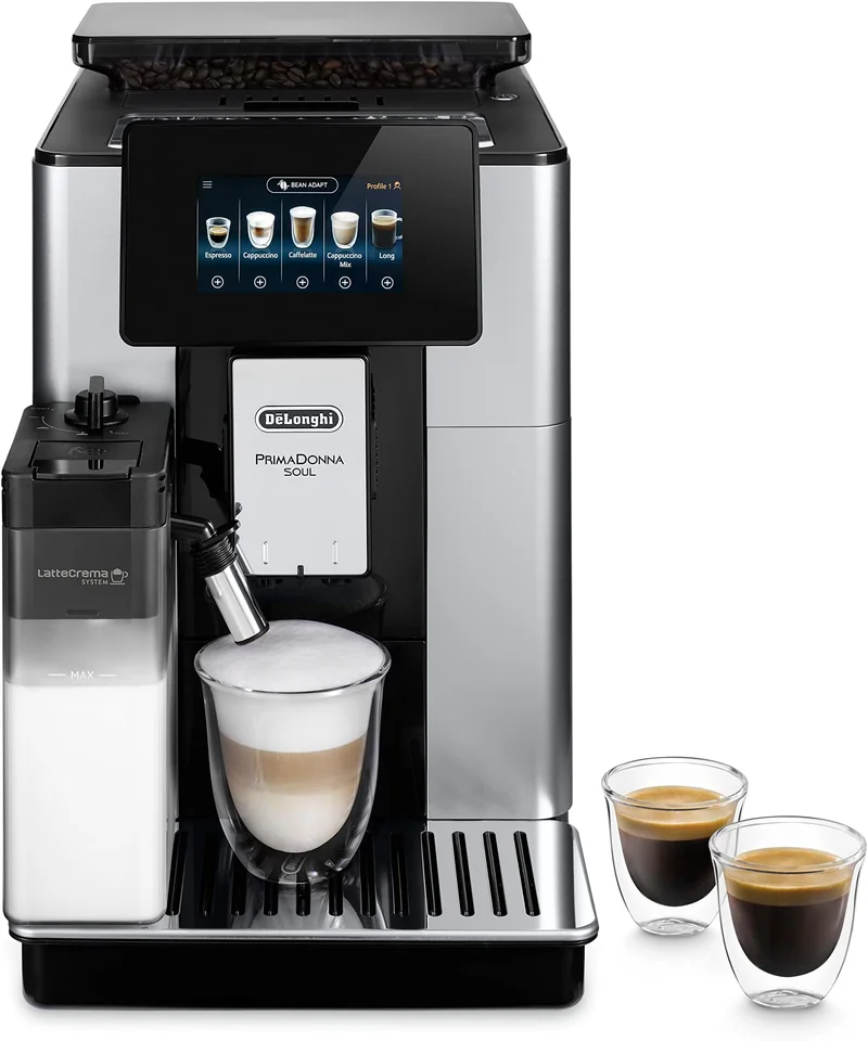 Tre marche di macchine caffè a confronto su bancone cucina