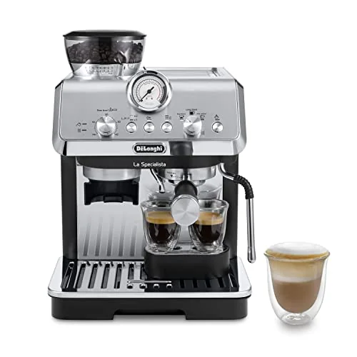 Macchina da caffè automatica moderna che eroga espresso in tazza in cucina