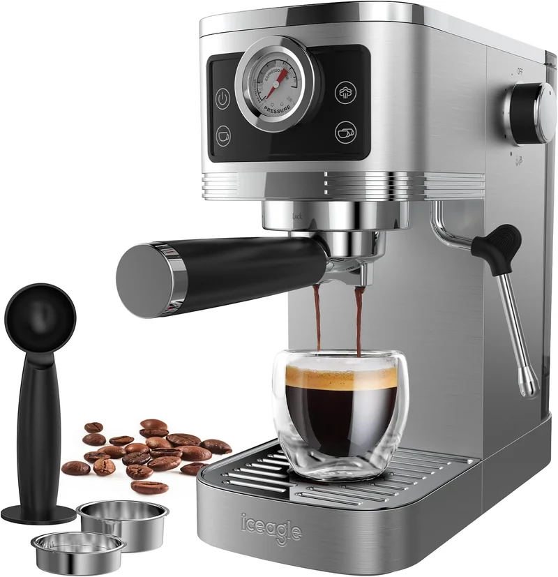 Cappuccino con schiuma di latte cremosa preparato a casa