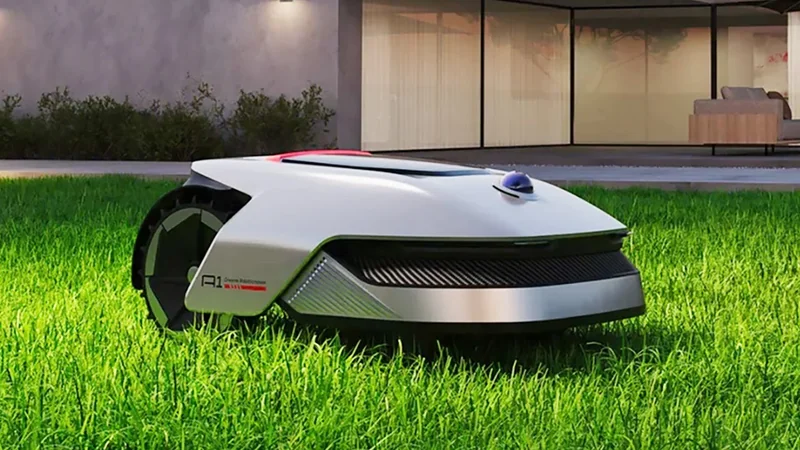 Tagliaerba robot in azione su prato curato di villa moderna