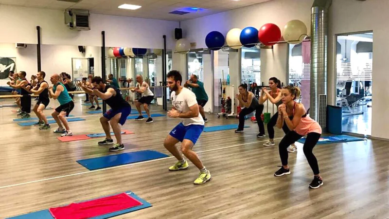 Palestra casa attrezzi essenziali manubri vogatore cyclette setup completo