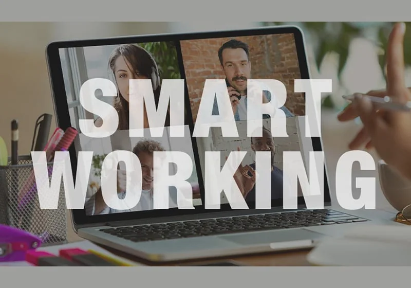 Setup smart working casa monitor scrivania sedia ergonomica BIENSER lampada